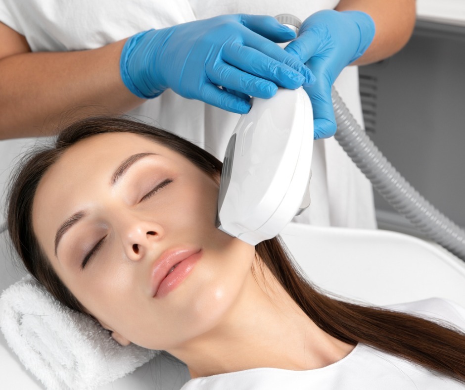 elos-epilation-hair-removal-procedure-on-the-face-of-a-woman-doing-picture-id1299773436